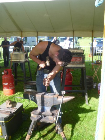 fra tutti i maniscalchi inglesi della zona...